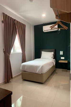 Room - Room V Jalan Megat by Secom (Batu Pahat)