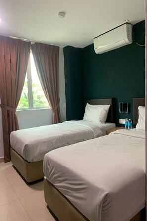 Deluxe Twin Room | Free WiFi, bed sheets - Room V Jalan Megat by Secom (Batu Pahat)