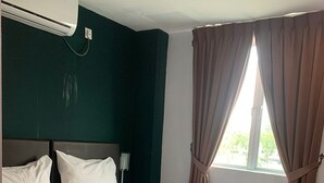 Deluxe Double Room | WiFi (free), bed sheets - Room V Jalan Megat by Secom (Batu Pahat)