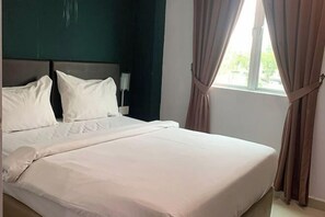 Free WiFi, bed sheets - Room V Jalan Megat by Secom (Batu Pahat)
