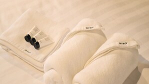 WiFi (free), bed sheets - Room V Jalan Megat by Secom (Batu Pahat)