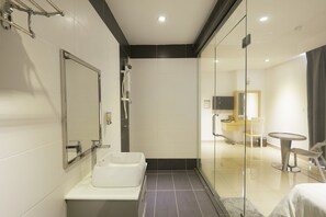 Kamar Deluks | Kamar mandi | Shower, perlengkapan mandi gratis, pengering rambut, dan sandal