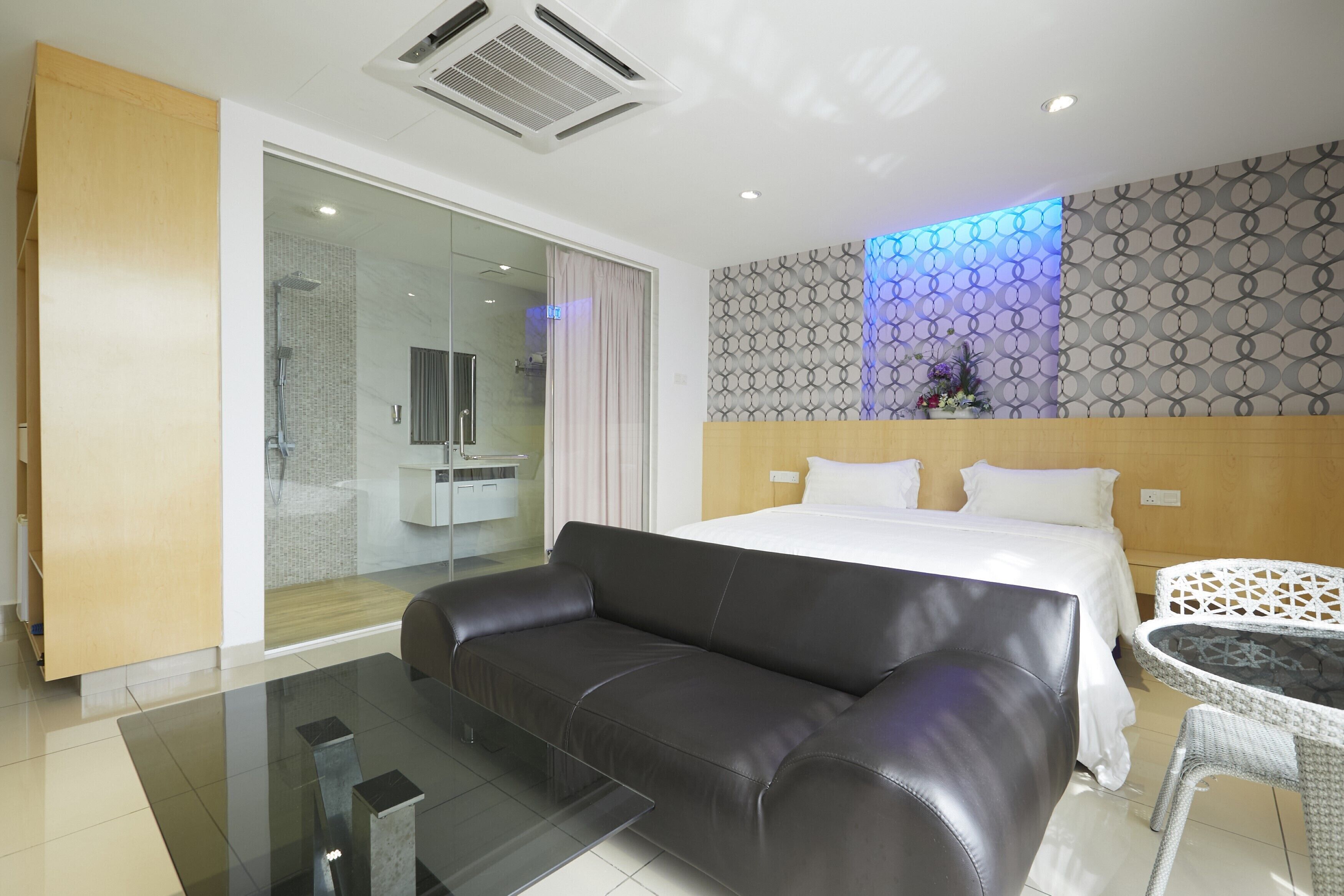 Suite | Iron/ironing board, free WiFi, bed sheets