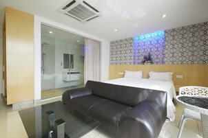 Suite | Iron/ironing board, free WiFi, bed sheets