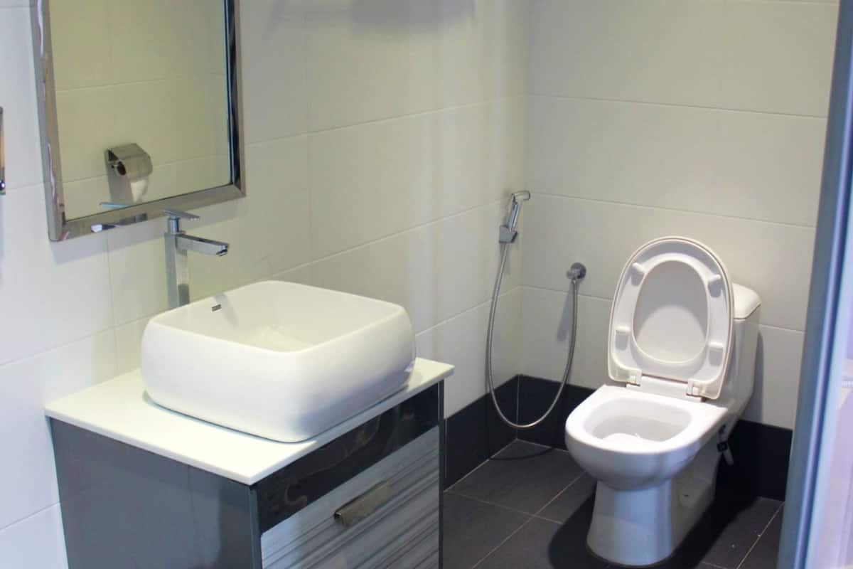 Standard Room, No Windows | Bathroom