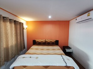 Habitación doble estándar | Escritorio, camas extra, wifi gratis y ropa de cama 