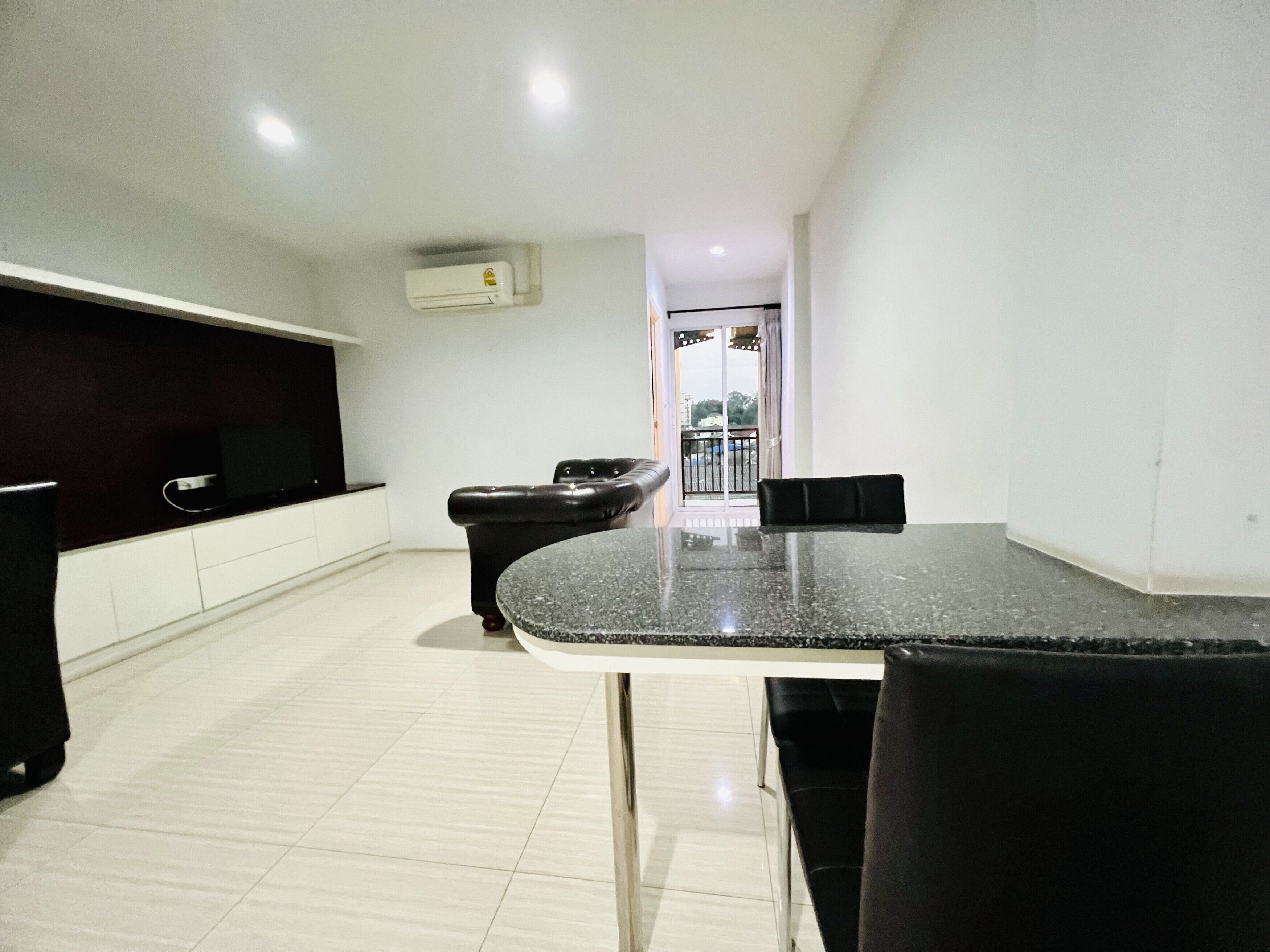 21-英寸纯平电视 （配备卫星频道）、电视