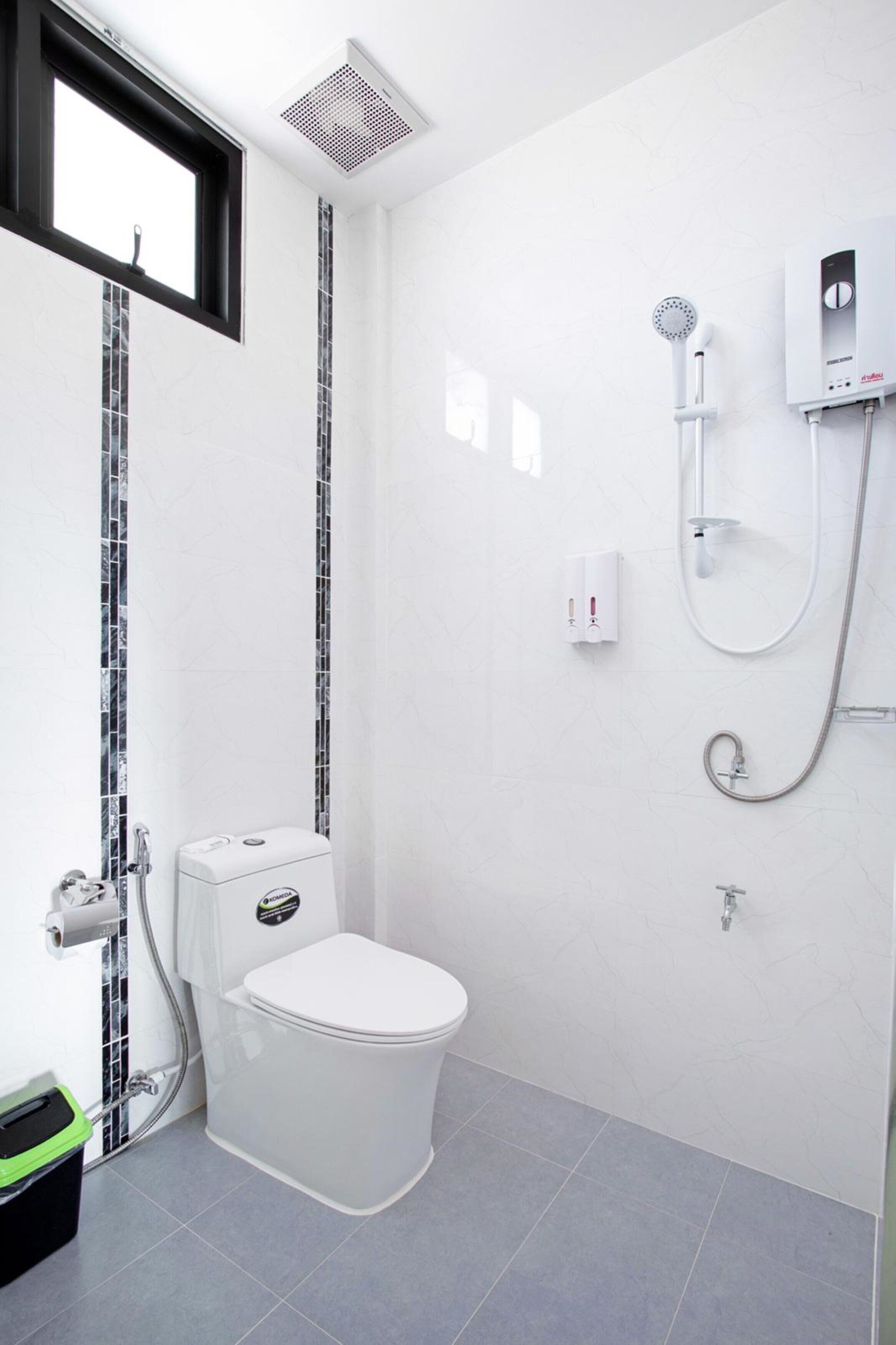 Un bagno moderno con il water, un bidet e una doccia.