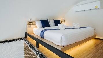 Deluxe Double Room | Minibar, desk, soundproofing