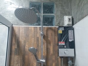 Standard Twin Room | Bathroom | Shower, free toiletries, hair dryer, slippers - Pingpong Place (Sikhio)