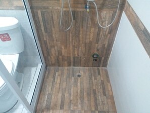 Bathroom shower - Pingpong Place (Sikhio)