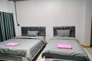Standard Twin Room | Desk, free WiFi, bed sheets - Pingpong Place (Sikhio)