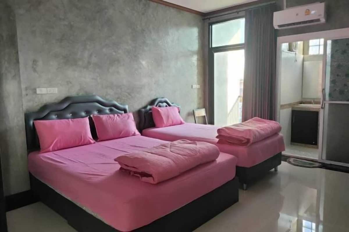 Escritorio, wifi gratis y ropa de cama