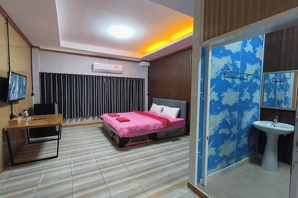 Desk, free WiFi, bed sheets