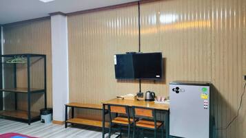 Standard King Room | Desk, free WiFi, bed sheets