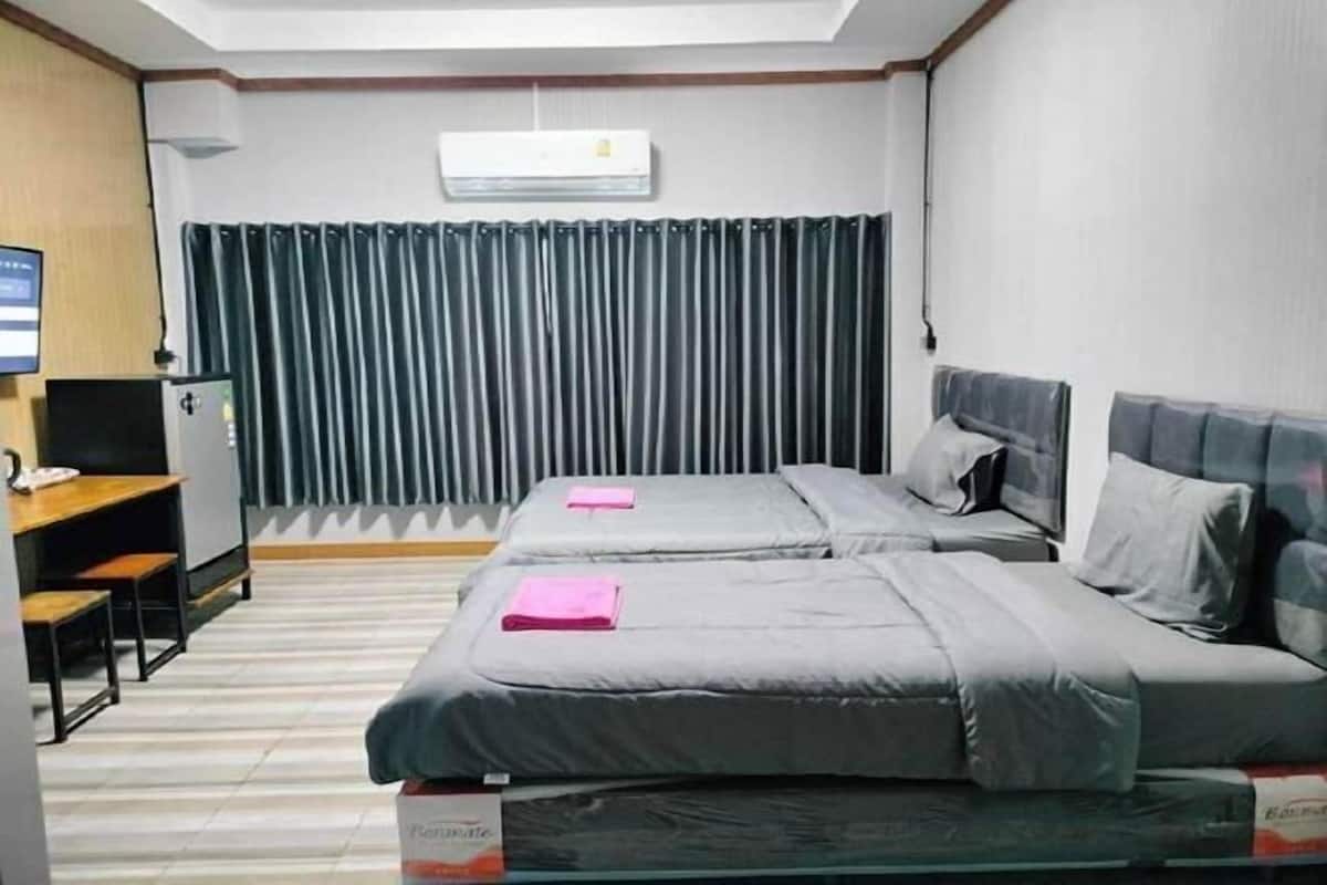 Escritorio, wifi gratis y ropa de cama
