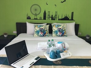ميني بار ومكتب وواي فاي مجانًا وملاءات أسرّة