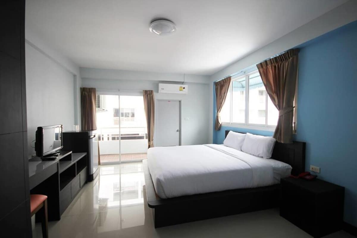 Minibar, desk, WiFi (free), bed sheets