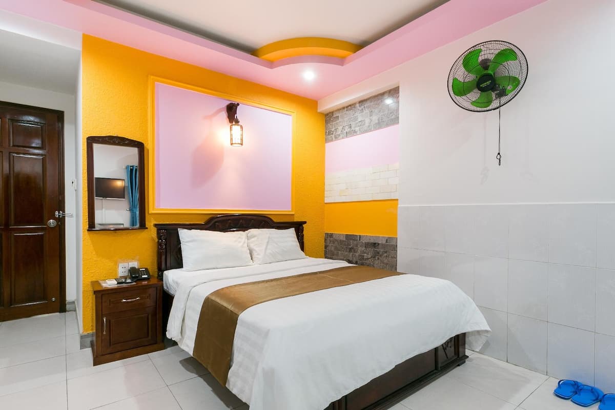 Quarto superior, 1 cama Queen | Wi-Fi de cortesia, roupa de cama