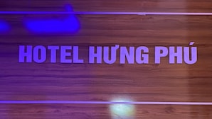 Ein Holzboden mit dem Schriftzug "HOTEL HUNG PHÚ" in lila Buchstaben.