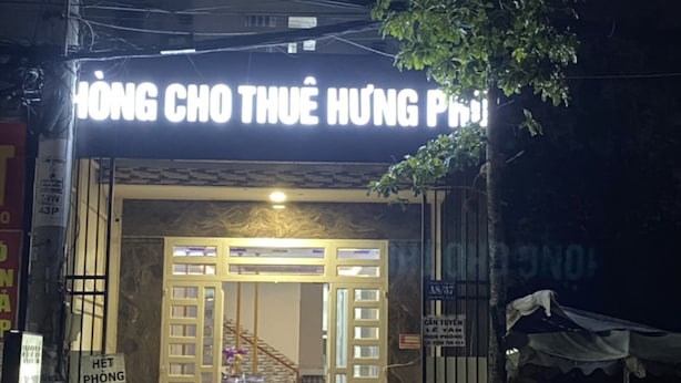 Ein Gebäude mit einem Schild, auf dem „HONG CHO THUÊ HUNG PHI“ steht.