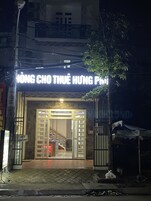 Um edifício com uma placa com a inscrição 