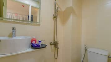 Kamar Double Standar | Kamar mandi | Shower, perlengkapan mandi gratis,  dan sandal