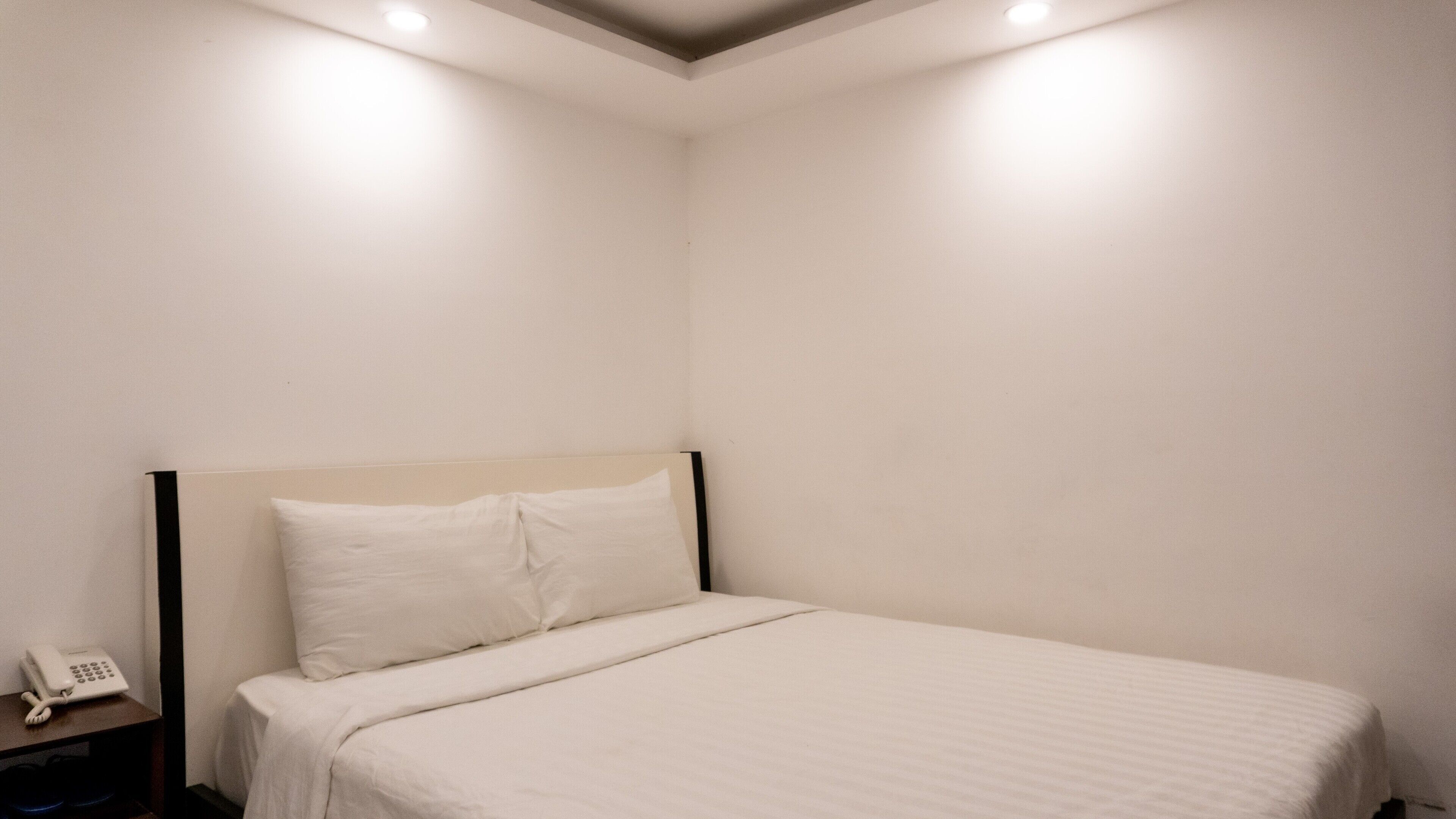 Desk, free WiFi, bed sheets