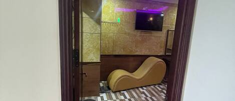 Escritorio, wifi gratis y ropa de cama