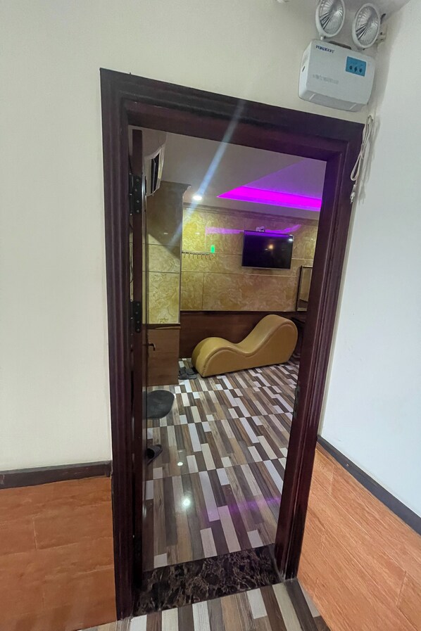 Deluxe Double VIP | Desk, free WiFi, bed sheets - Hoa Anh Dao 2 Hotel (Ho Chi Minh City)