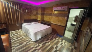 A hotel room with a bed, a desk, and a wardrobe. - Hoa Anh Dao 2 Hotel (Ho Chi Minh City)