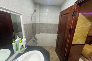 Executive-Doppelzimmer | Badezimmer | Dusche, kostenlose Toilettenartikel, Haartrockner, Hausschuhe