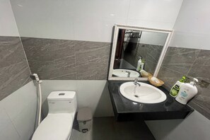 Phòng đôi Deluxe | Phòng tắm | Buồng tắm vòi sen, đồ dùng nhà tắm miễn phí, máy sấy tóc 