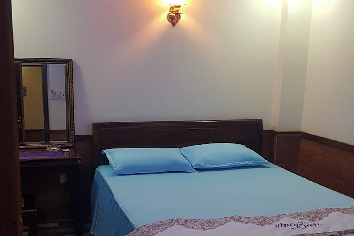 Escritorio, wifi gratis y ropa de cama