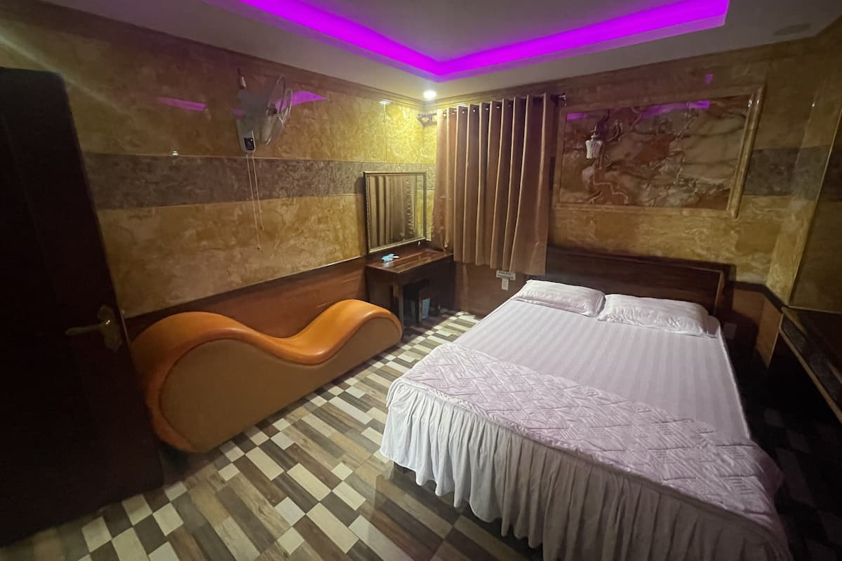 Desk, free WiFi, bed sheets