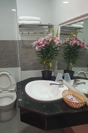 Shower, free toiletries, hair dryer, slippers - Hoa Anh Dao 2 Hotel (Ho Chi Minh City)