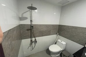 Deluxe-Doppelzimmer | Badezimmer | Dusche, kostenlose Toilettenartikel, Haartrockner, Hausschuhe