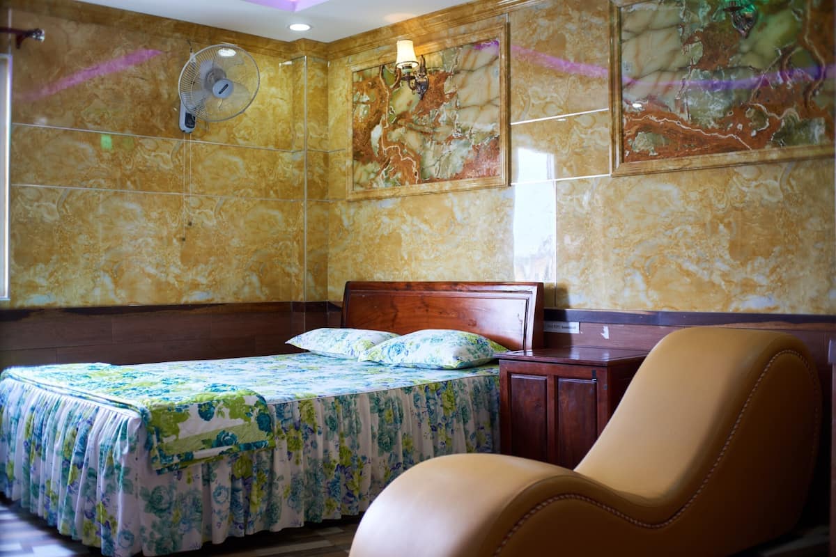 Desk, free WiFi, bed sheets