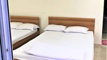 Habitación cuádruple superior | Escritorio, wifi gratis y ropa de cama
