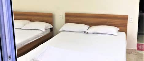 Habitación cuádruple superior | Escritorio, wifi gratis y ropa de cama