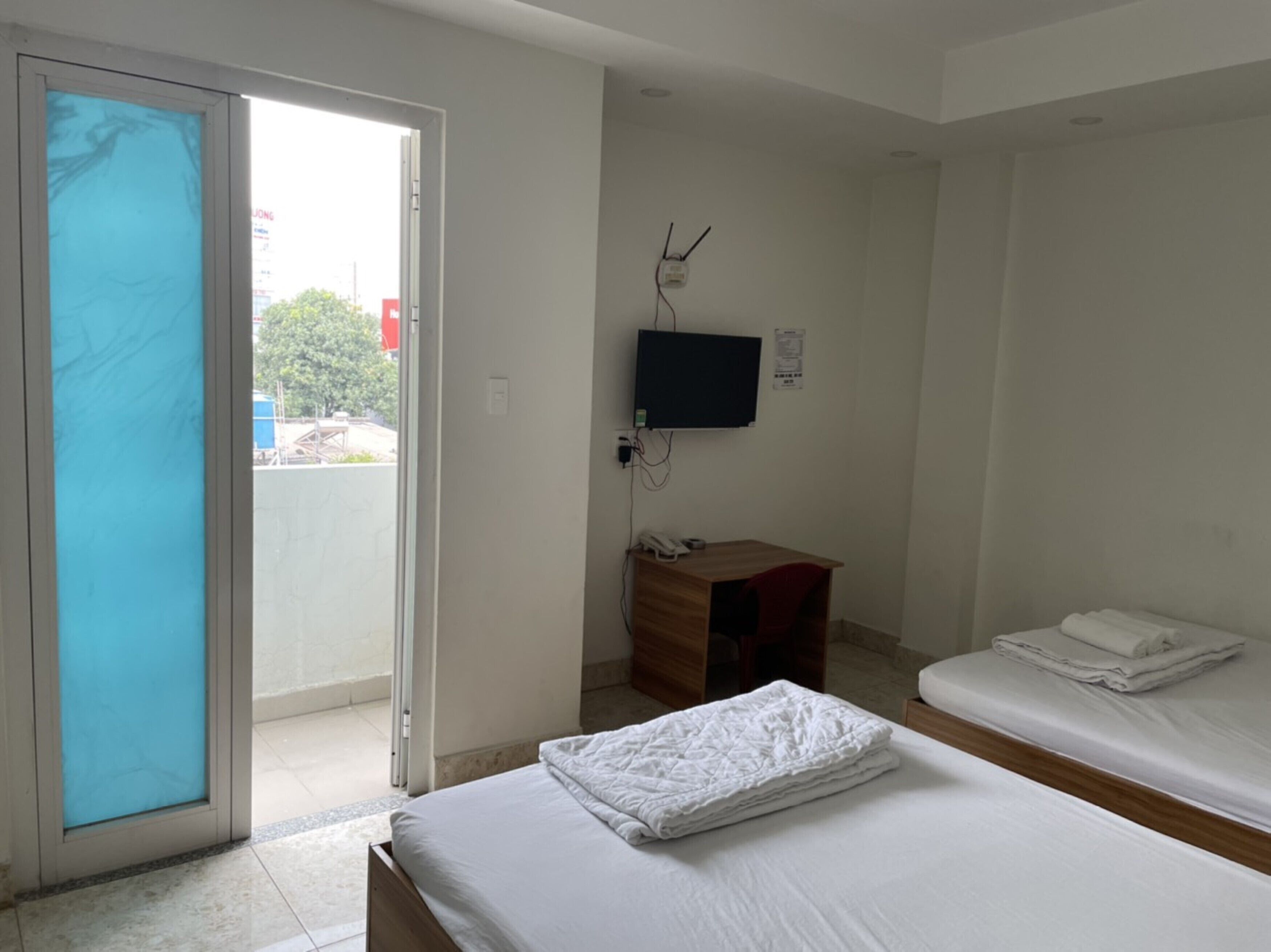 Escritorio, wifi gratis y ropa de cama 