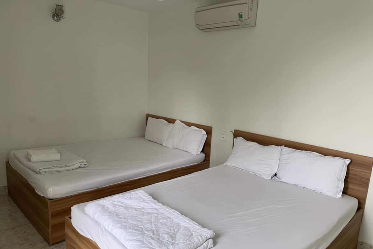 Escritorio, wifi gratis y ropa de cama