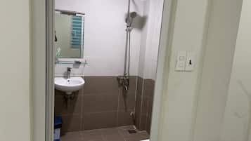 Superior Quadruple Room | Bathroom | Shower, free toiletries, hair dryer, slippers