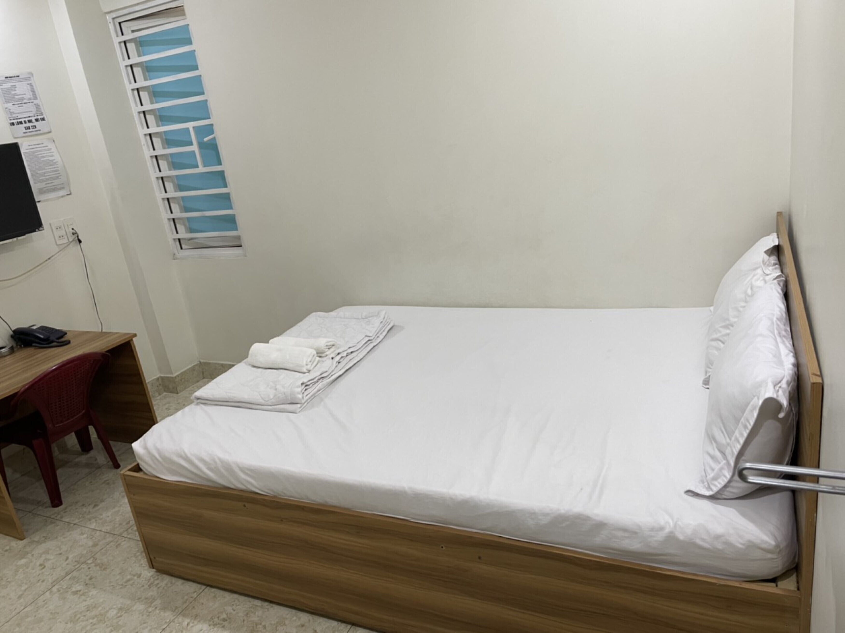 Escritorio, wifi gratis y ropa de cama 