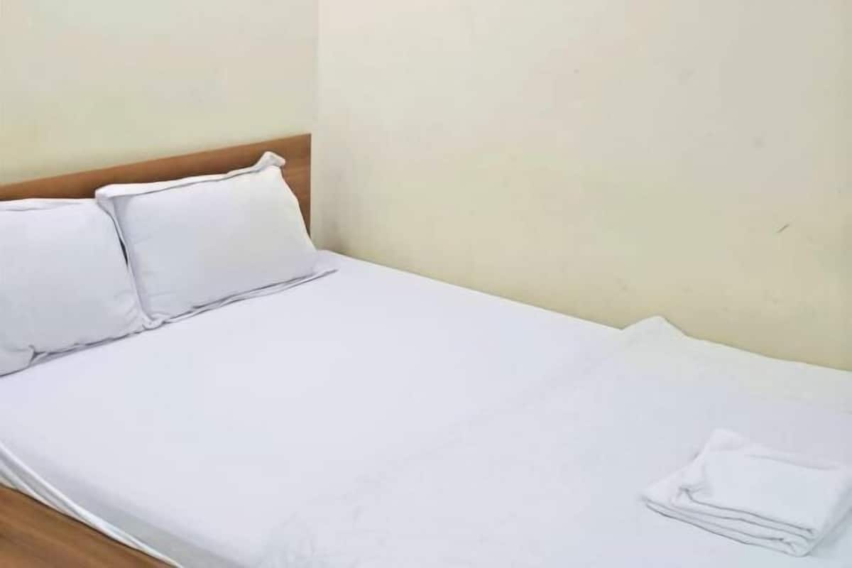 Escritorio, wifi gratis y ropa de cama