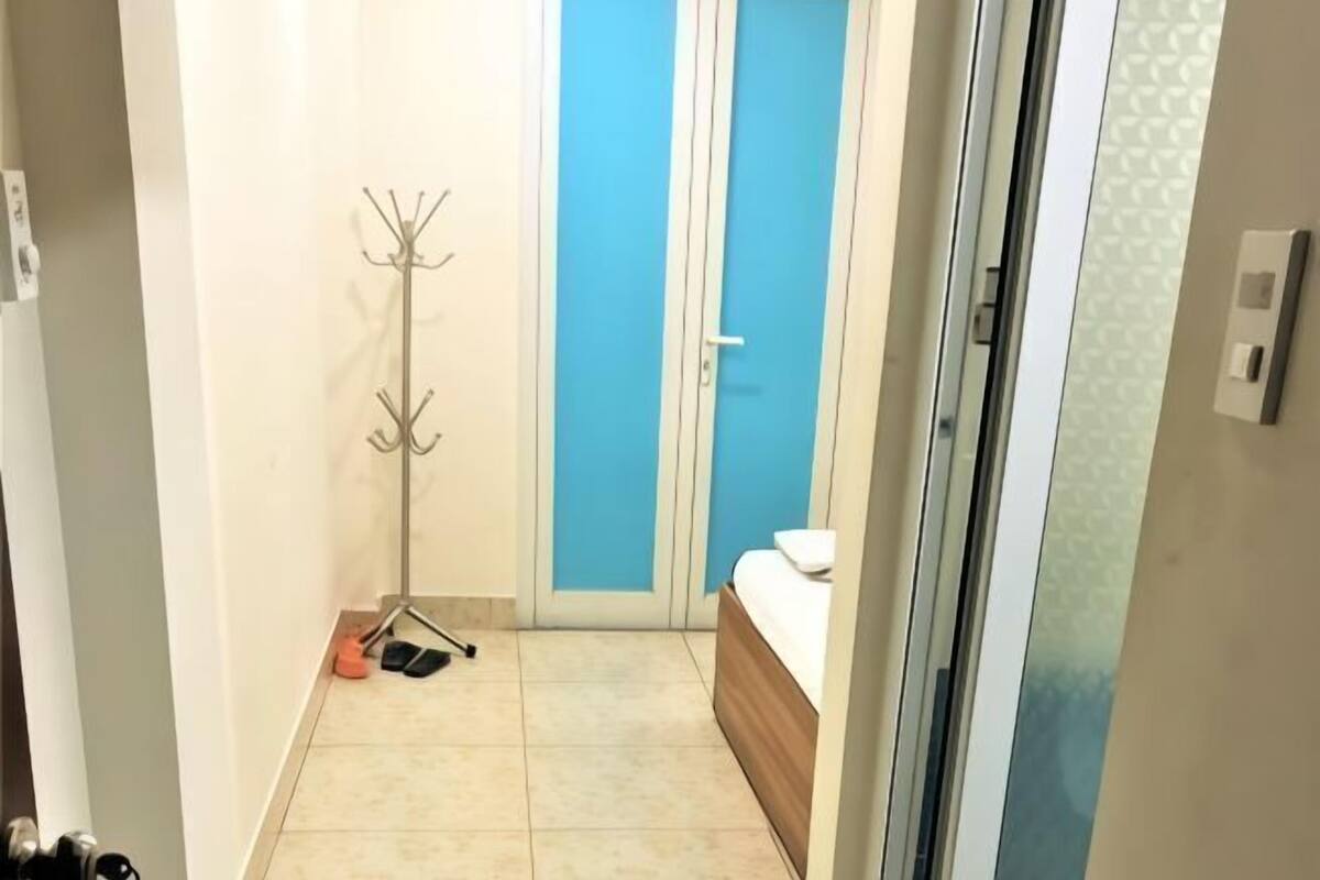 Escritorio, wifi gratis y ropa de cama
