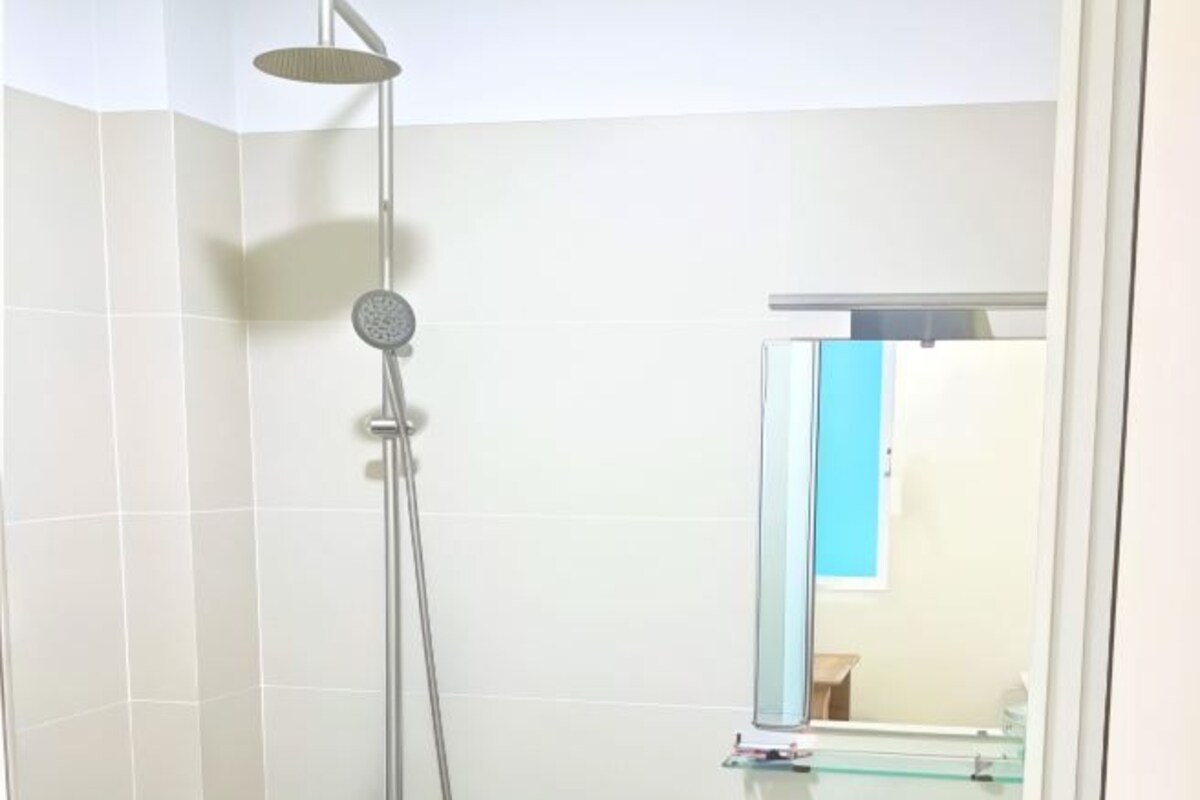 Phòng tắm | Buồng tắm vòi sen, đồ dùng nhà tắm miễn phí, máy sấy tóc 