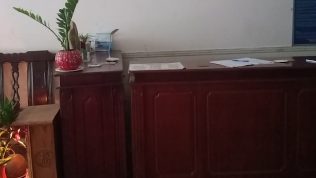 Una mesa de recepción con un cartel que dice "HOTEL HOA DÂN".