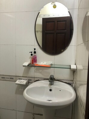 Habitación cuádruple superior | Baño | Ducha y toallas