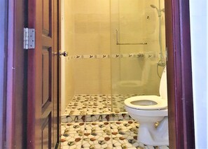 Quarto casal luxo | Banheiro | Chuveiro, produtos de toalete grátis, secador de cabelo, chinelos